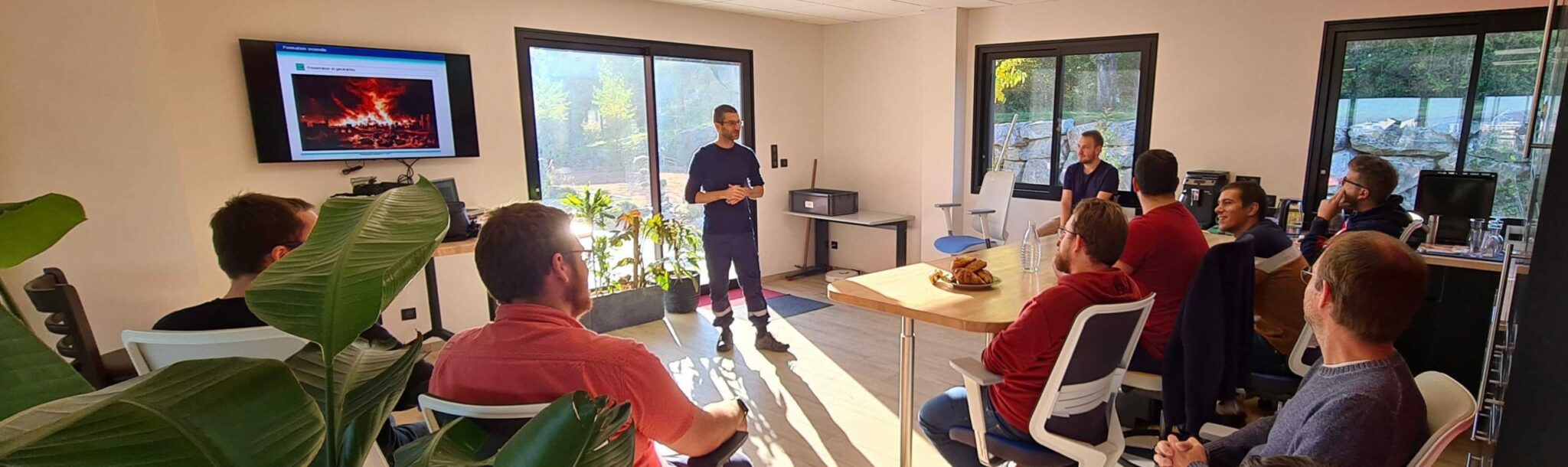 photo d'un instructeur en formation dans un local d'entreprise