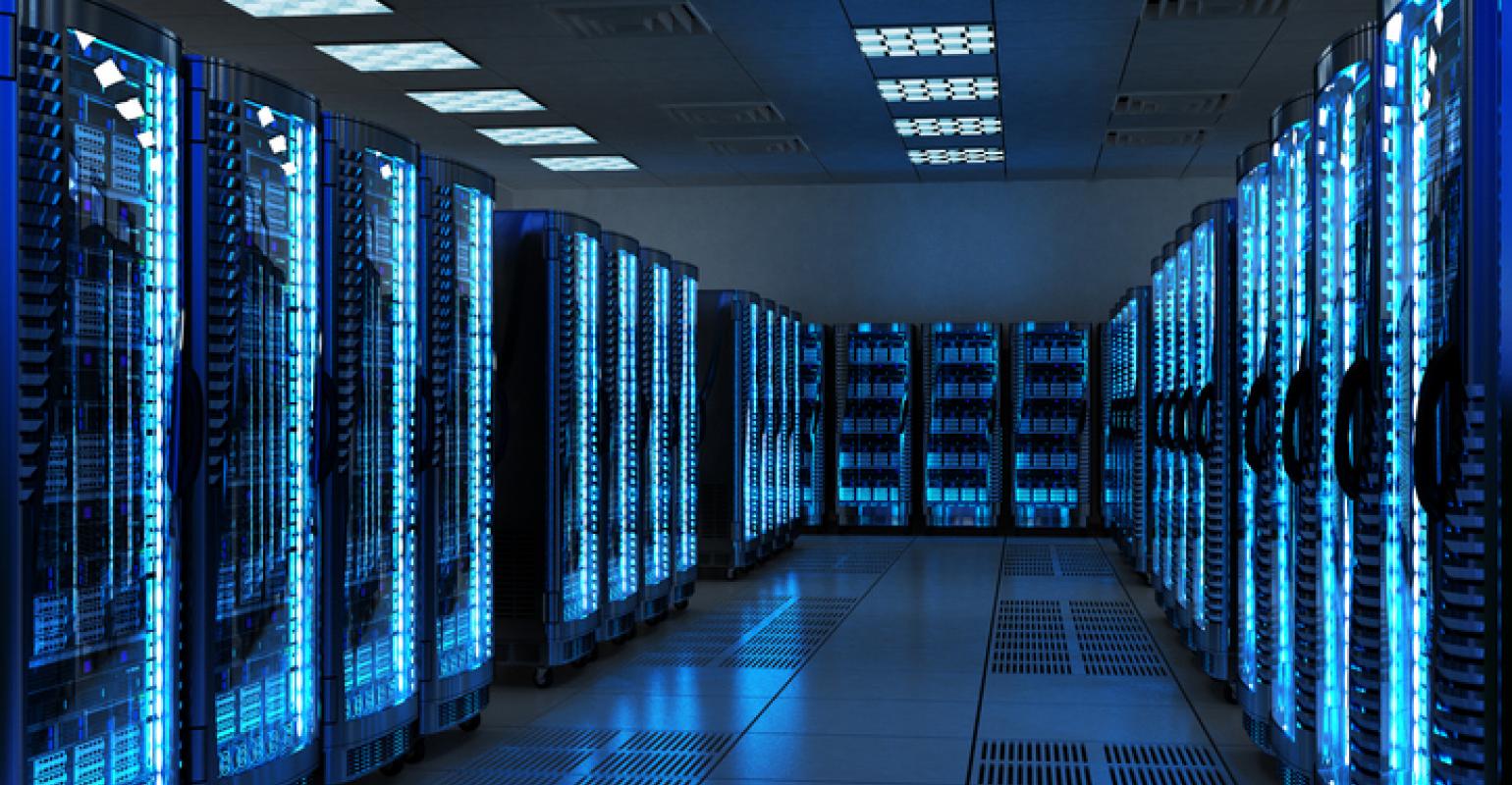 photo d'un datacenter avec une lumière bleue