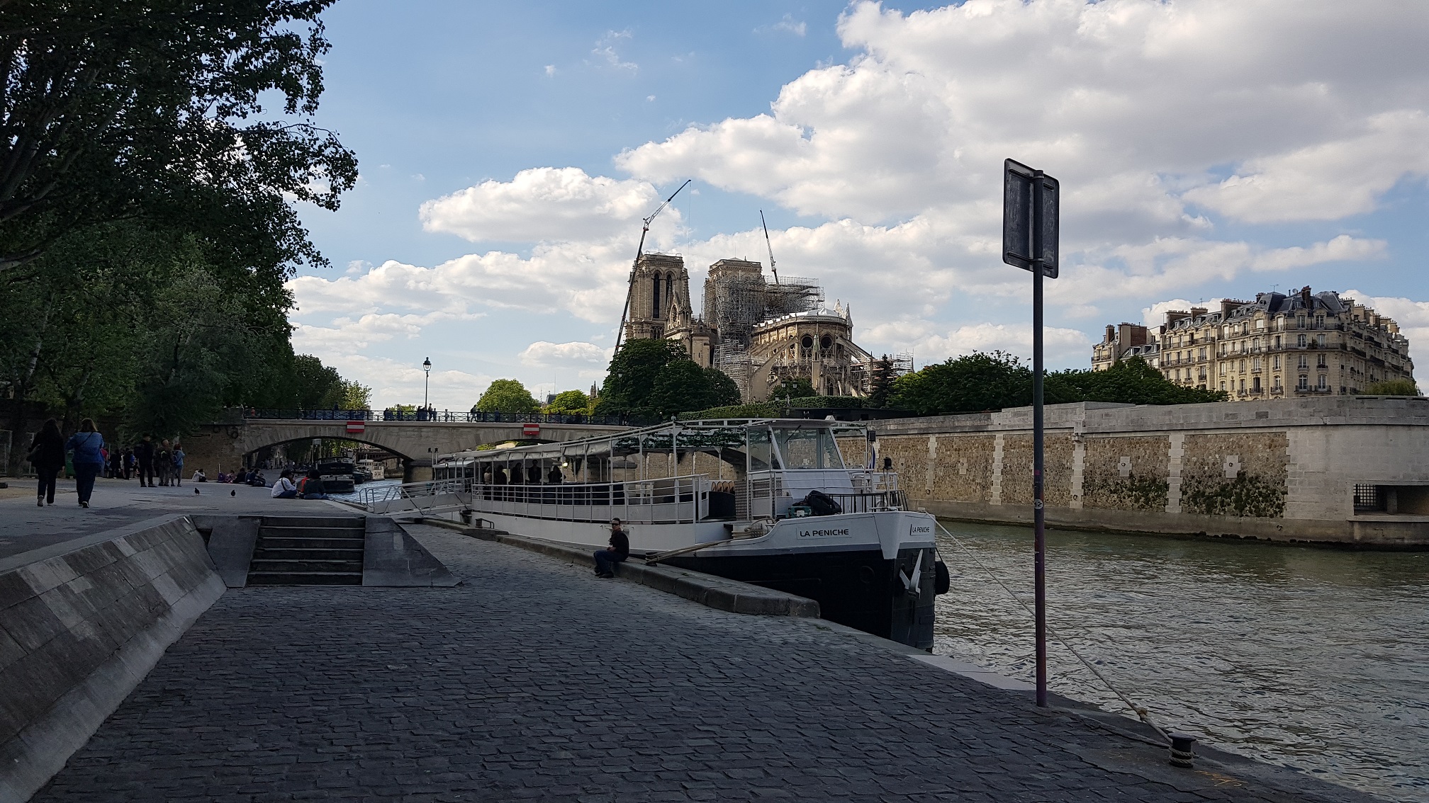 photo d'une péniche sur la Seine
