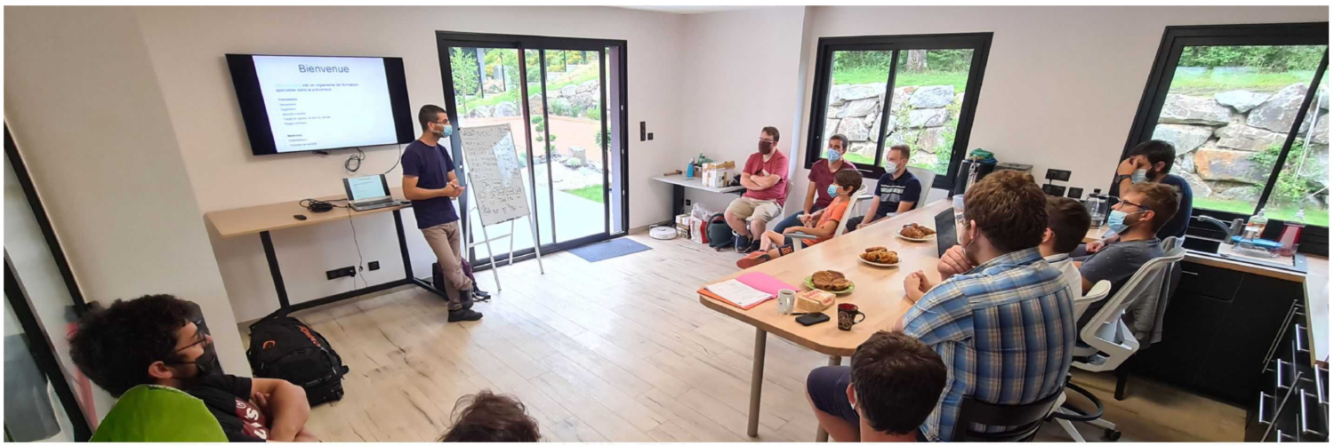 image d'un formateur qui donne un cours à des personnes dans un local d'entreprise