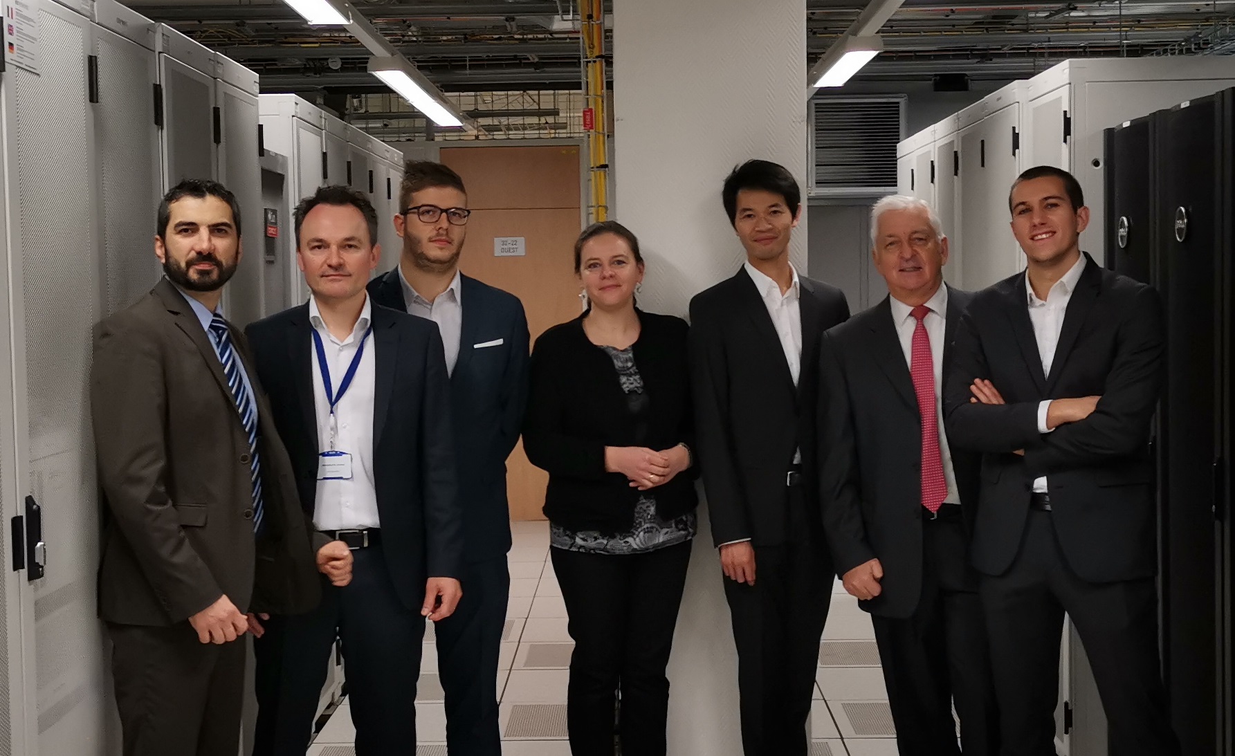 photos de 7 personnes prise dans des locaux de datacenter